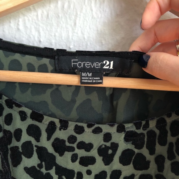 💞Sold!💞Forever 21 Forest Green Leopard Print Top sz M - Picture 4 of 5